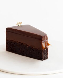 Maja Vase Instagram - Fudgy, chewy coffee caramel brownie 🤎 RECIPE to you 🏷️👇🏻 Drop a heart, if you like it 🤎 COFFEE BROWNIE 120 g dark chocolate 60 g butter 2 eggs 180 g caster sugar 20 ml strong coffee 30 g all-purpose flour 10 g cocoa powder 1/3 tsp flake salt SALTED COFFEE CHOCOLATE CARAMEL 30 g coffee beans 180 ml heavy cream 180 g caster sugar 30 g glucose syrup 60 g butter 1/2 tsp flake salt 60 g milk chocolate MILK CHOCOLATE COFFEE GANACHE 15 g coffee beans 80 ml heavy cream 120 g milk chocolate INSTRUCTIONS 👇🏻