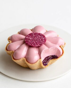 Maja Vase Instagram - Blackberry meringue tarts 🌸 Tangy, sweet, and sooo fluffy ☁️ Want a bite? 🥄👉🏻