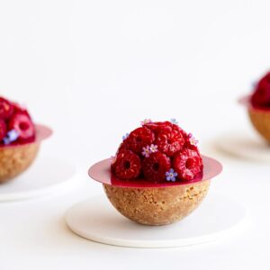 Maja Vase Instagram - My birthday cake: Raspberry vanilla cheesecake ❤️💃🏼🎈Incredibly creamy and easy. No bake, no gelatine 🌸 Drop a ❤️ for recipe!