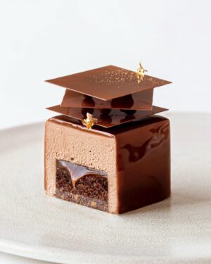 Maja Vase Instagram - Crazy chocolate caramel cube 💥🎲 Recipe?