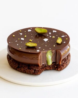 Maja Vase Instagram - Salted pistachio chocolate cookie 🍪🍀💥 Crunchy, chewy and melts in your mouth 🙊 Recipe? 💚