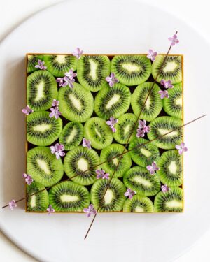 Maja Vase Instagram - A crazy kiwi vanilla version of my square strawberry tart 🥝 I couldn’t stop myself 🙈 Who likes kiwi? 🙋🏼‍♀️