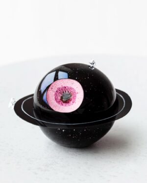 Maja Vase Instagram - Black currant cake with a crazy liquorice caramel core 🪐🌌 Hit the 🖤 for recipe!