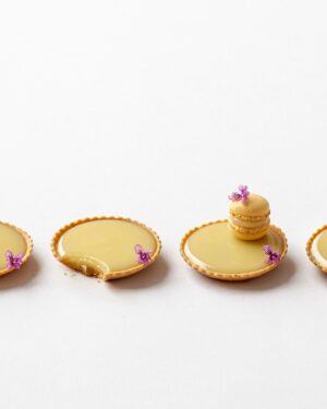 Maja Vase Instagram - Who loves yuzu (tarts)? 🍋🙋🏼‍♀️ Yuzu sesame tart RECIPE to you 💛🏷️

SESAME SHORTCRUST
125 g all-purpose flour
25 g sesame flour
50 g icing sugar
75 g cold butter
a bit of finely grated yuzu zest 
1 pinch of salt
1/2 egg

SESAME PRALINÉ
50 g sugar
35 g roasted sesame seeds  1 pinch of salt  YUZU GANACHE
160 g white chocolate
40 ml yuzu juice
40 ml heavy cream  DECORATION  mini macarons  purple basil flowers

INSTRUCTIONS 👇🏻