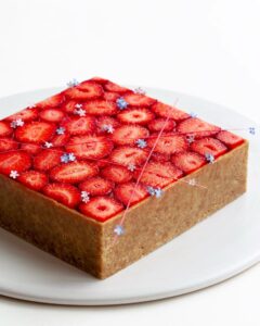 Maja Vase Instagram - Incredibly creamy and easy strawberry vanilla cheesecake 🍓❤️ No bake, no gelatine 🪄 Save the RECIPE for strawberry season and send some ❤️ if you like it 👇🏻🙏🏻 (Other berries work beautifully too ✌🏻🍒🫐) BISCUIT BASE 180 g Digestive biscuits 1 pinch of salt 90 g butter  VANILLA FILLING 375 g cream cheese 115 g powdered sugar 1 1/2 vanilla pod 225 g heavy cream  DECORATION fresh strawberries thin chocolate straws forget-me-nots TIPS in my app ‘Maja Vase’ ❤️ INSTRUCTIONS 👇🏻