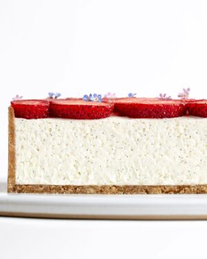 Maja Vase Instagram - Incredibly creamy and easy strawberry vanilla cheesecake 🍓❤️ No bake, no gelatine 🪄 Save the RECIPE for strawberry season and send some ❤️ if you like it 👇🏻🙏🏻 

(Other berries work beautifully too ✌🏻🍒🫐)

BISCUIT BASE 180 g Digestive biscuits
1 pinch of salt
90 g butter
 VANILLA FILLING 375 g cream cheese
115 g powdered sugar
1 1/2 vanilla pod
225 g heavy cream 
DECORATION fresh strawberries
thin chocolate straws
forget-me-nots

TIPS in my app ‘Maja Vase’ ❤️

INSTRUCTIONS 👇🏻