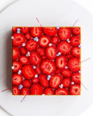 Maja Vase Instagram - Incredibly creamy and easy strawberry vanilla cheesecake 🍓❤️ No bake, no gelatine 🪄 Save the RECIPE for strawberry season and send some ❤️ if you like it 👇🏻🙏🏻 

(Other berries work beautifully too ✌🏻🍒🫐)

BISCUIT BASE 180 g Digestive biscuits
1 pinch of salt
90 g butter
 VANILLA FILLING 375 g cream cheese
115 g powdered sugar
1 1/2 vanilla pod
225 g heavy cream 
DECORATION fresh strawberries
thin chocolate straws
forget-me-nots

TIPS in my app ‘Maja Vase’ ❤️

INSTRUCTIONS 👇🏻