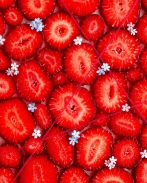 Maja Vase Instagram - Incredibly creamy and easy strawberry vanilla cheesecake 🍓❤️ No bake, no gelatine 🪄 Save the RECIPE for strawberry season and send some ❤️ if you like it 👇🏻🙏🏻 

(Other berries work beautifully too ✌🏻🍒🫐)

BISCUIT BASE 180 g Digestive biscuits
1 pinch of salt
90 g butter
 VANILLA FILLING 375 g cream cheese
115 g powdered sugar
1 1/2 vanilla pod
225 g heavy cream 
DECORATION fresh strawberries
thin chocolate straws
forget-me-nots

TIPS in my app ‘Maja Vase’ ❤️

INSTRUCTIONS 👇🏻