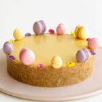 Maja Vase Instagram – Incredibly creamy and easy passion fruit Easter cheesecake 🐣 No bake, no gelatine! RECIPE for you 👇🏻🏷️ Drop a 💜, if you like it!

BISCUIT BASE
150 g oat biscuits
1 pinch of salt
75 g butter  CHEESECAKE FILLING
250 g cream cheese
75 g icing sugar
150 g heavy cream
25 g passion fruit purée

PASSION FRUIT GANACHE
90 g white chocolate
30 g passion fruit purée
30 g heavy cream

DECORATION
small Easter egg macarons
edible flowers

INSTRUCTIONS 👇🏻