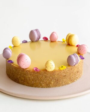 Maja Vase Instagram - Incredibly creamy and easy passion fruit Easter cheesecake 🐣 No bake, no gelatine! RECIPE for you 👇🏻🏷️ Drop a 💜, if you like it!

BISCUIT BASE
150 g oat biscuits
1 pinch of salt
75 g butter  CHEESECAKE FILLING
250 g cream cheese
75 g icing sugar
150 g heavy cream
25 g passion fruit purée

PASSION FRUIT GANACHE
90 g white chocolate
30 g passion fruit purée
30 g heavy cream

DECORATION
small Easter egg macarons
edible flowers

INSTRUCTIONS 👇🏻