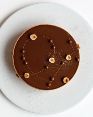 Maja Vase Instagram - Five textures of hazelnut 🌰👯‍♀️

Birthday tart for my precious @mette_magenta 💖