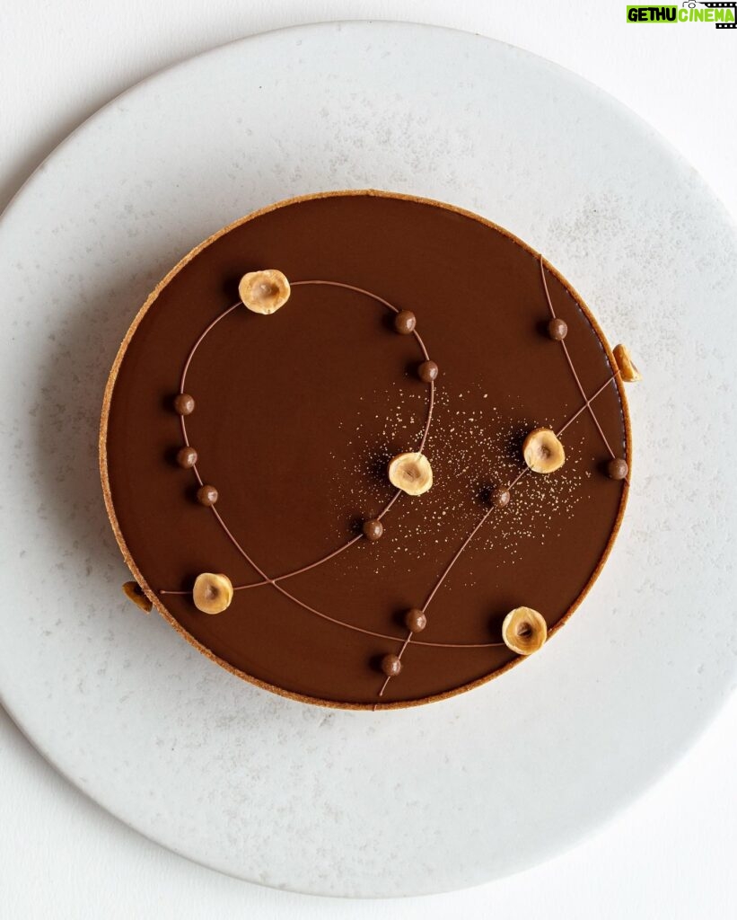 Maja Vase Instagram - Five textures of hazelnut 🌰👯‍♀️ Birthday tart for my precious @mette_magenta 💖