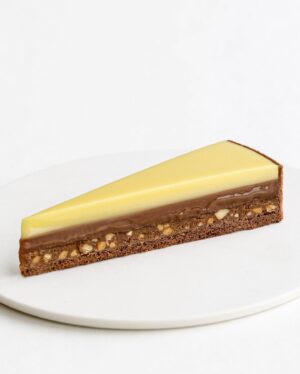 Maja Vase Instagram - Who loves passion fruit? 💛🙋🏼‍♀️ Passion fruit chocolate tart RECIPE to you 🏷️ 

Foræret til de mest fantastiske pædagoger, der passer så godt på mine små drenge hver eneste dag 🫶🏻 

COCOA SHORTCRUST
120 g flour
20 g almond flour
10 g cocoa powder
50 g icing sugar
75 g cold butter
1 nip salt
1/2 egg

HAZELNUT CRUNCH
40 g sugar
40 g roasted hazelnuts
20 g milk chocolate
20 g feuilletine
1 pinch of salt

HAZELNUT GANACHE
120 g hazelnut chocolate
80 ml heavy cream

PASSION FRUIT GANACHE
120 g white chocolate
40 g passion fruit purée
40 ml heavy cream

INSTRUCTIONS 👇🏻