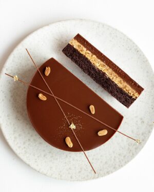Maja Vase Instagram - Crazy caramelized peanut brownie 🙉🥜💥 Fudgy, silky, and super crunchy! Hit the 🥜 for recipe!