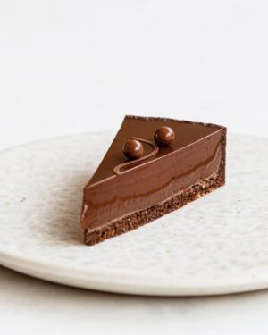 Maja Vase Instagram - HAPPY NEWS! My first English printed book CHOCOLAT is out May 22nd 🍫📕🎉 I’m so excited! It’s a fusion of my two popular e-books CHOCOLATE ENTREMETS and CHOCOLATE TARTS with more than 60 recipes. Pre-order now (direct link in profile) 👆🏻🫶🏻