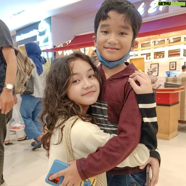 Makayla Rose Hilli Instagram - Sesayang itu aku sama @joureykenziemilano gemes nya aku.G pernah kepikir mau punya Ade tapi kl Ade nya Dede kenzi boleh lah.