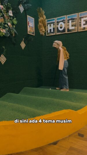 Makayla Rose Hilli Instagram - my first experience nyobain main mini golf @holeoexperience #masyaallahtabarakallah #hijab #minigolf #makaylarosehilli #hijabootd