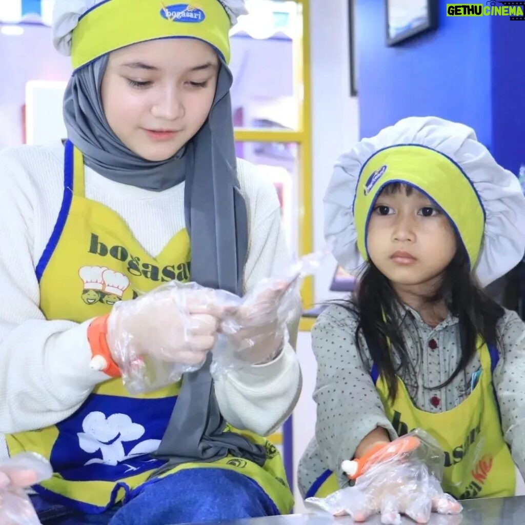 Makayla Rose Hilli Instagram - Seru banget main di @kidzaniajakarta #masyaallahtabarakallah #kidszaniajakarta #kidszania #masyaallahtabarakallah #makaylarose #makaylarosehilli #ootdhijab #hijabstyle