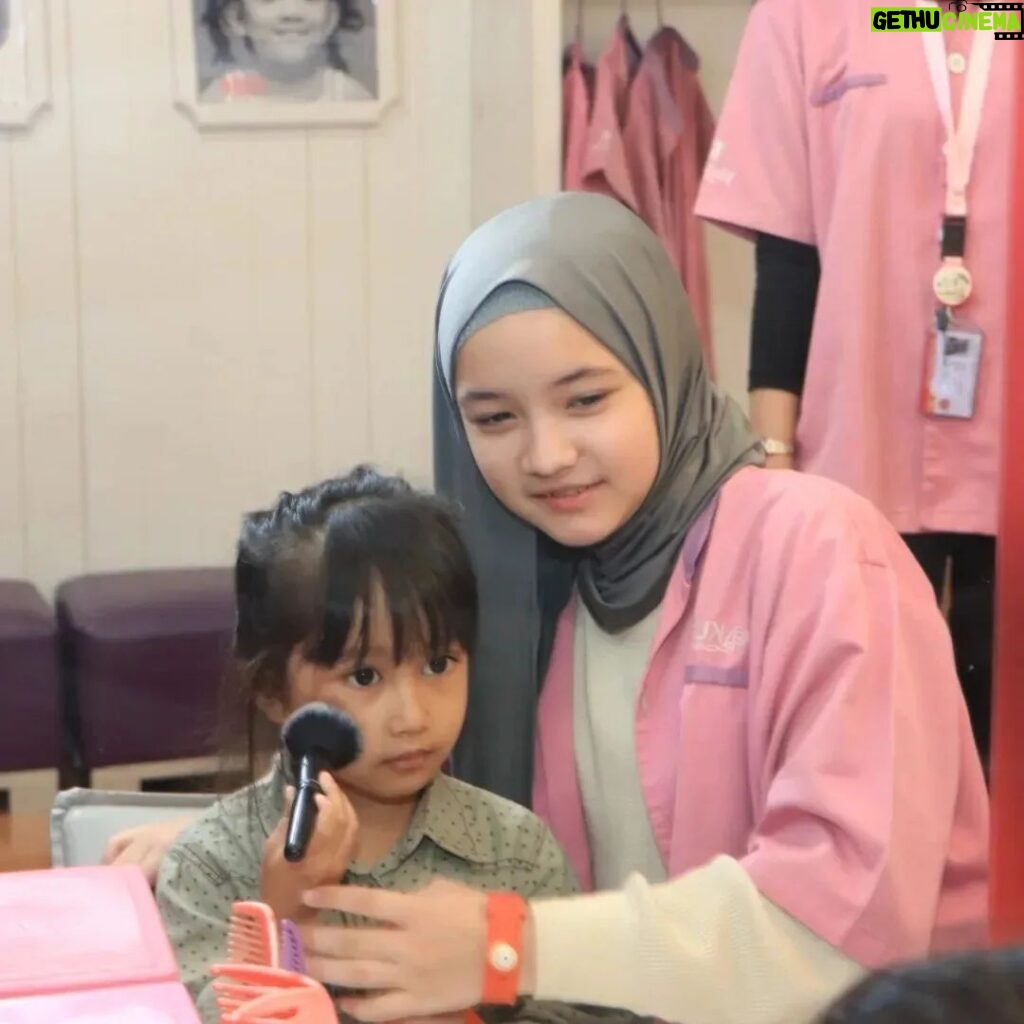 Makayla Rose Hilli Instagram - Seru banget main di @kidzaniajakarta #masyaallahtabarakallah #kidszaniajakarta #kidszania #masyaallahtabarakallah #makaylarose #makaylarosehilli #ootdhijab #hijabstyle