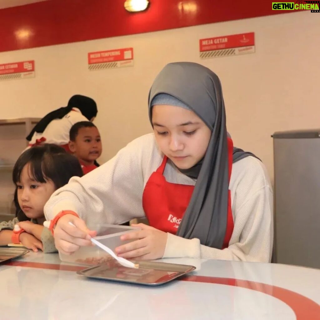 Makayla Rose Hilli Instagram - Seru banget main di @kidzaniajakarta #masyaallahtabarakallah #kidszaniajakarta #kidszania #masyaallahtabarakallah #makaylarose #makaylarosehilli #ootdhijab #hijabstyle