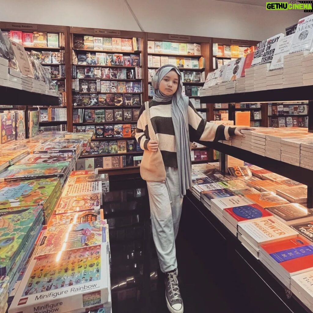 Makayla Rose Hilli Instagram - Books are a uniquely portable magic #masyaallahtabarakallah #makaylarose #makaylarosehilli #books #reading #ootdhijab #hijabstyle #hijabfashion #ootdfashion