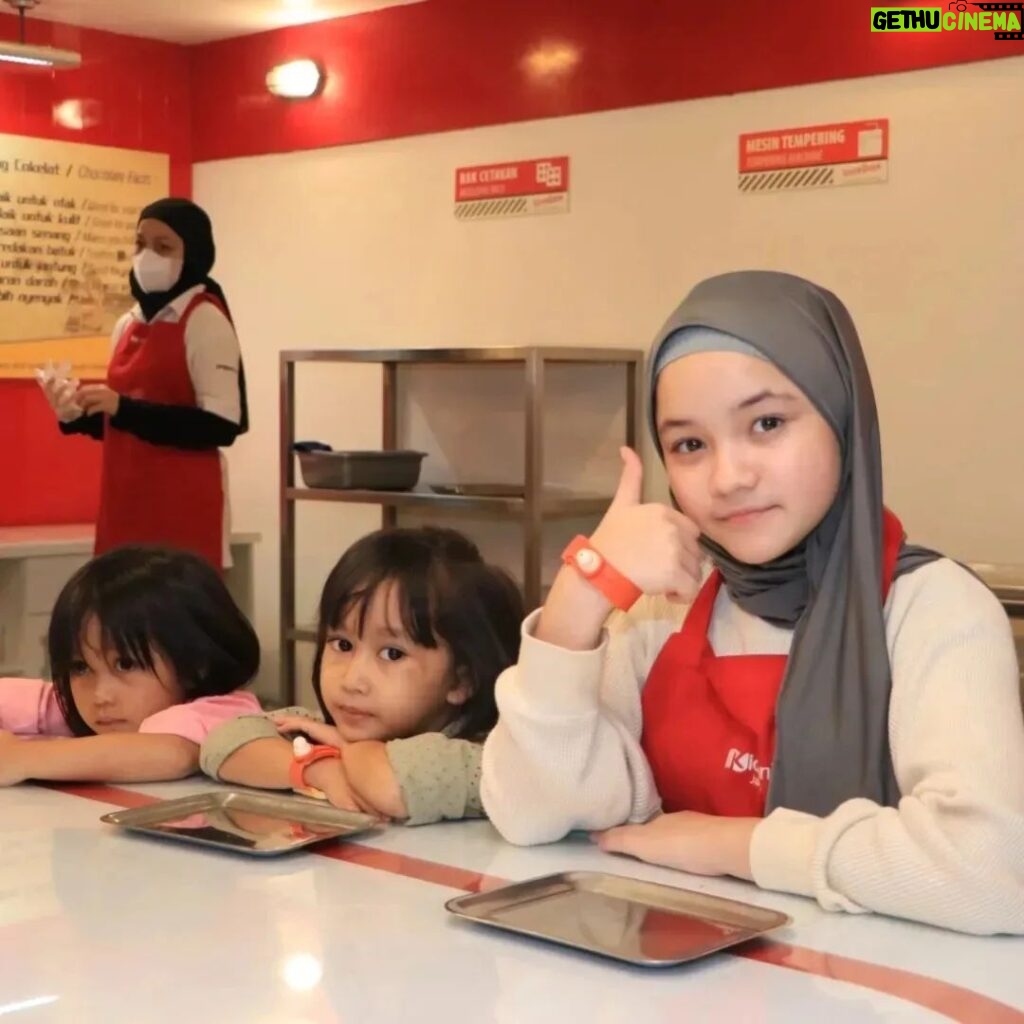 Makayla Rose Hilli Instagram - Seru banget main di @kidzaniajakarta #masyaallahtabarakallah #kidszaniajakarta #kidszania #masyaallahtabarakallah #makaylarose #makaylarosehilli #ootdhijab #hijabstyle