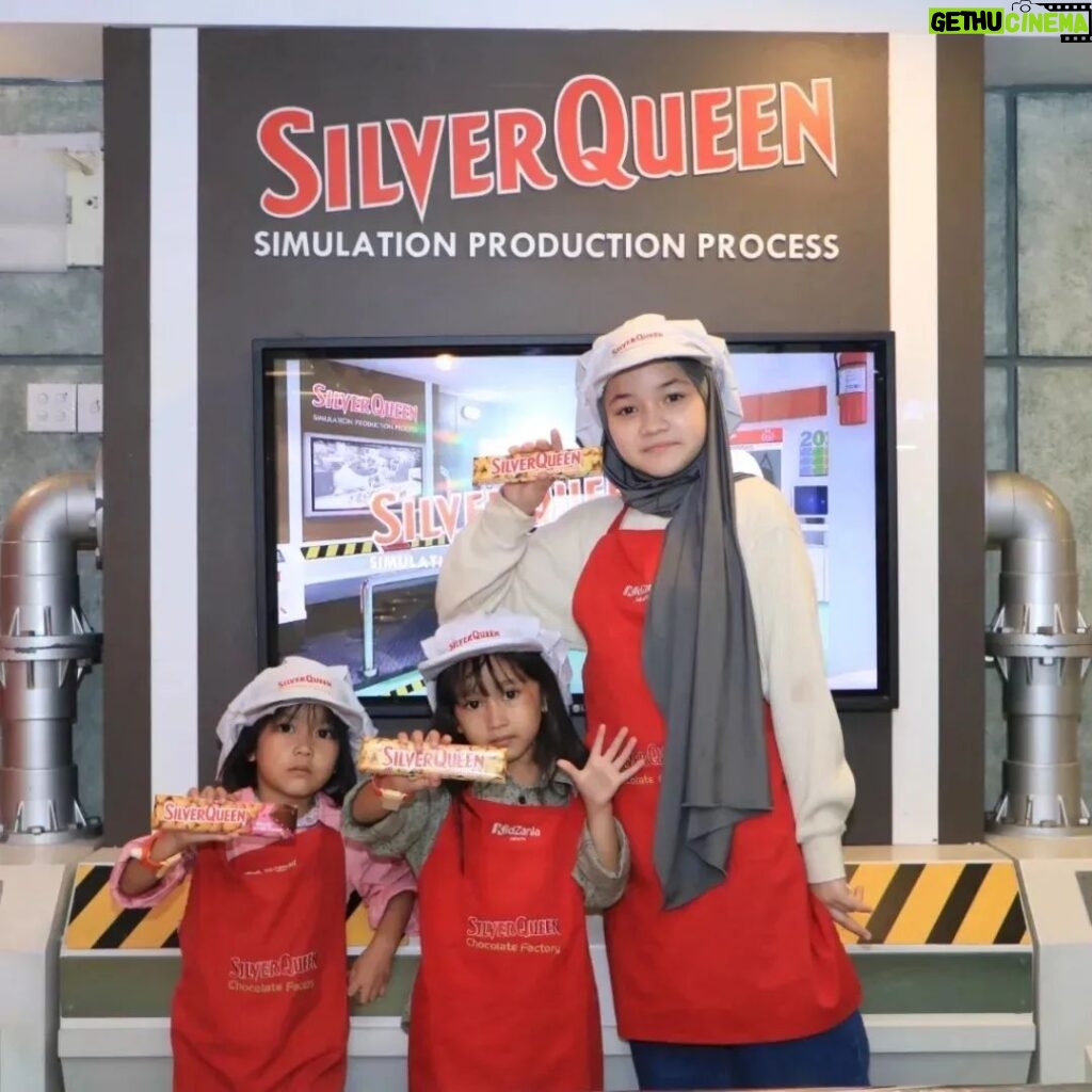 Makayla Rose Hilli Instagram - Seru banget main di @kidzaniajakarta #masyaallahtabarakallah #kidszaniajakarta #kidszania #masyaallahtabarakallah #makaylarose #makaylarosehilli #ootdhijab #hijabstyle