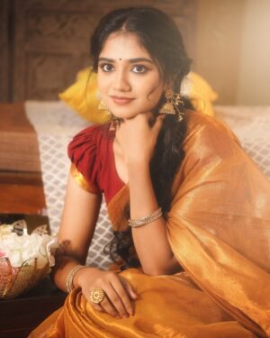 Malavika Manoj Instagram - 🍂
 
 
Photography: @bhoopalm_official
Makeup: @zai.makeover.studio
Stylist: @ishwaryaalaguvel 
Hairstyle : @preeshahairstylist 
saree: @thepallushop 
blouse: @sesha_bridalwear 
Jewelry : @fineshinejewels 
Organised by : @tamilmanioffl