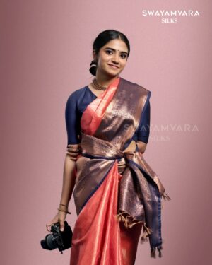 Malavika Manoj Instagram - Capturing Elegance 

 @malavika_manojj wearing: Traditional copper tissue saree in self design with contrast defined border in peach and navy blue combination

#swayamvarasilks #malavikamanoj #joemovie
#kerala #trending