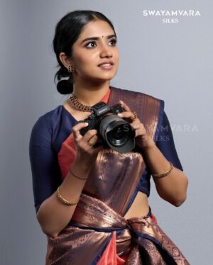 Malavika Manoj Instagram - Capturing Elegance 

 @malavika_manojj wearing: Traditional copper tissue saree in self design with contrast defined border in peach and navy blue combination

#swayamvarasilks #malavikamanoj #joemovie
#kerala #trending