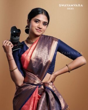 Malavika Manoj Instagram - Capturing Elegance 

 @malavika_manojj wearing: Traditional copper tissue saree in self design with contrast defined border in peach and navy blue combination

#swayamvarasilks #malavikamanoj #joemovie
#kerala #trending