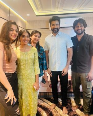 Malavika Manoj Instagram - Still feels like a dream ✨
#joeteam
Thank you so much for your words @sivakarthikeyan ❤️
And really greatfull that he wanted to meet our joe team
🫶
Thanks to you @rio.raj ❤️ you are the reason for this meet🫶