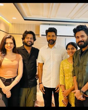 Malavika Manoj Instagram - Still feels like a dream ✨
#joeteam
Thank you so much for your words @sivakarthikeyan ❤️
And really greatfull that he wanted to meet our joe team
🫶
Thanks to you @rio.raj ❤️ you are the reason for this meet🫶