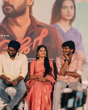Malavika Manoj Instagram - When 50 days of JOE got me blush 😌✨🩷

@hariharanram_24 🩷
@rio.raj 💖
