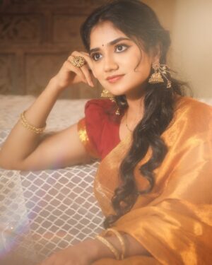 Malavika Manoj Instagram - 🍂
 
 
Photography: @bhoopalm_official
Makeup: @zai.makeover.studio
Stylist: @ishwaryaalaguvel 
Hairstyle : @preeshahairstylist 
saree: @thepallushop 
blouse: @sesha_bridalwear 
Jewelry : @fineshinejewels 
Organised by : @tamilmanioffl