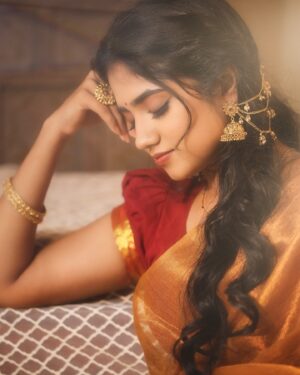 Malavika Manoj Instagram - 🍂
 
 
Photography: @bhoopalm_official
Makeup: @zai.makeover.studio
Stylist: @ishwaryaalaguvel 
Hairstyle : @preeshahairstylist 
saree: @thepallushop 
blouse: @sesha_bridalwear 
Jewelry : @fineshinejewels 
Organised by : @tamilmanioffl