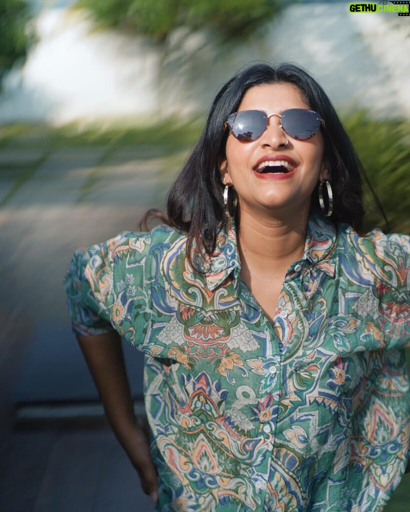 Malavika Sreenath Instagram - Incase you missed some chiri 🌝😎 Shot by @muzammilmooza 🕶️ Shirt @senora_western_outlet 🫶🏼 Special Thanks @amritha_lakshmi___ 🤍