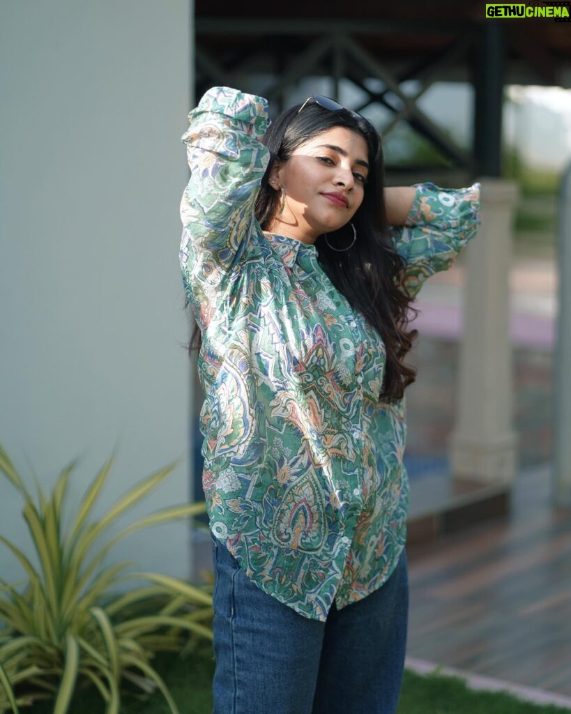 Malavika Sreenath Instagram - Incase you missed some chiri 🌝😎 Shot by @muzammilmooza 🕶️ Shirt @senora_western_outlet 🫶🏼 Special Thanks @amritha_lakshmi___ 🤍