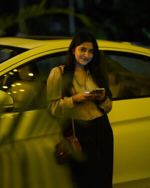 Malavika Sreenath Instagram - This song never gets old ✨ Also, play this on your next date to make her fall head over heels 🐣🌝 

Reminding you to buy her flowers!! 💁‍♀️ ketto. 
Ok. 🤍 

📸 @muzammilmooza 🫶🏼
