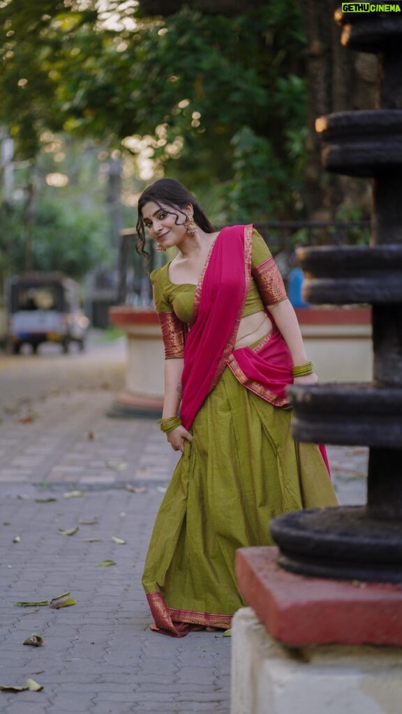 Malavika Sreenath Instagram - Dance like you’re in a Tamil movie 🌝 Ft. My dreamy long hair and half saree🤌🏻💛🪷🫧 Styled by @amritha_lakshmi___ @styledby_al_ Shot and edited @muzammilmooza Outfit @pranatistyles MUA @exocticmakeover #dancereels #tamil #tamilsong #dancechallenge #dhawani #halfsaree #dancechoreography