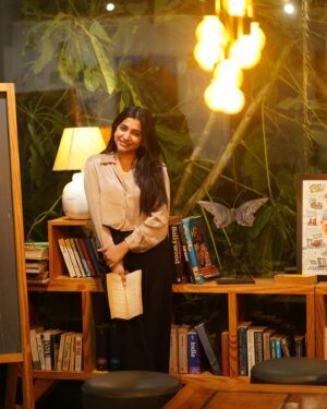 Malavika Sreenath Instagram - This song never gets old ✨ Also, play this on your next date to make her fall head over heels 🐣🌝 

Reminding you to buy her flowers!! 💁‍♀️ ketto. 
Ok. 🤍 

📸 @muzammilmooza 🫶🏼