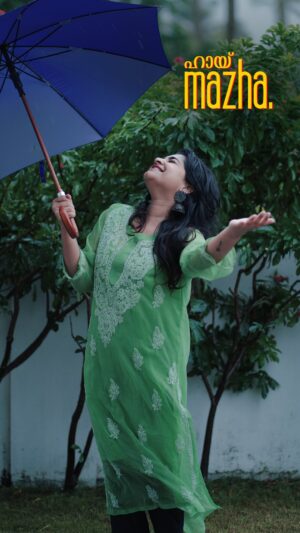 Malavika Sreenath Instagram - Mazhai varumboth eppadi intha paattk aadame irukka mudiyum ♡

Shot and edited by @muzammilmooza ✨

[mazha, dance, tamil song, desi, caption, edits]

#mazha #dance #tamilsong #tamil #rain