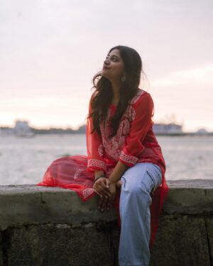 Malavika Sreenath Instagram - Magical evenings by the sea, sun , lights and her 🤍