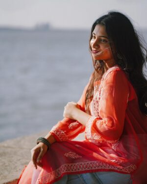 Malavika Sreenath Instagram - Magical evenings by the sea, sun , lights and her 🤍
