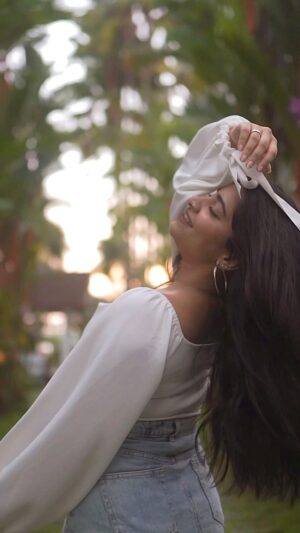 Malavika Sreenath Instagram - It’s Harris Jayaraj’s world and we are just living in it 🤍✨
@jharrisjayaraj 

Shot & edited by @aftha.b 
Styled by @aysha.abbas_ 

#sutrumvizhi #ghajini #bgm #tamilbgm #trendingaudio #tamilsong