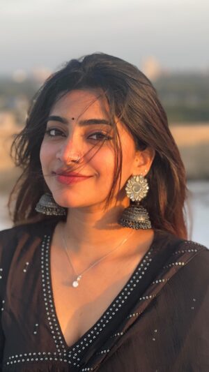 Malavika Sreenath Instagram - Jhumkaaa and bindi 🖤🤌🏻 ohh how I love being a desi girl ✨ 

Shot by @anamika_sreenath 
Edited by @muzammilmooza 

#jhumkas #jhumka #bindi #desi #desigirl #indiangirl #hindi #hindibgm #trendingaudio