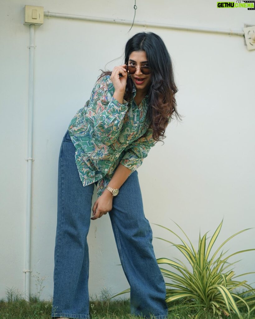 Malavika Sreenath Instagram - Incase you missed some chiri 🌝😎 Shot by @muzammilmooza 🕶️ Shirt @senora_western_outlet 🫶🏼 Special Thanks @amritha_lakshmi___ 🤍