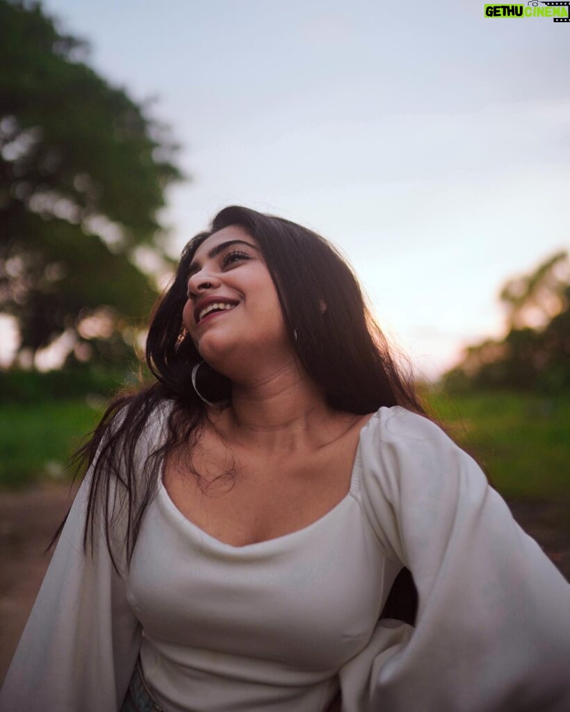 Malavika Sreenath Instagram - Hello December ❄️ 📷 @aftha.b #december #winter #sony #urbanic #portraitphotography #goldenhour