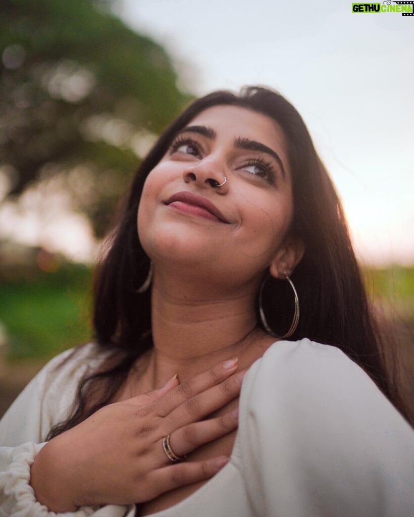 Malavika Sreenath Instagram - Hello December ❄️ 📷 @aftha.b #december #winter #sony #urbanic #portraitphotography #goldenhour