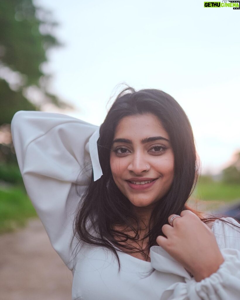 Malavika Sreenath Instagram - Hello December ❄️ 📷 @aftha.b #december #winter #sony #urbanic #portraitphotography #goldenhour